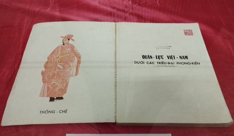 Cuốn sách Quân lực Việt Nam dưới các triều đại phong kiến, xuất bản năm 1971, hiện trưng bày tại Cục Lưu trữ Nhà nước.