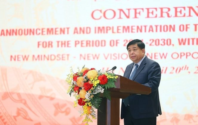 Bộ trưởng Bộ Kế hoạch và Đầu tư Nguyễn Chí Dũng công bố nội dung chính Nghị quyết số 81/2023/QH15 của Quốc hội về Quy hoạch tổng thể đất nước thời kỳ 2021-2030, tầm nhìn đến năm 2050. (Ảnh: Dương Giang/TTXVN)