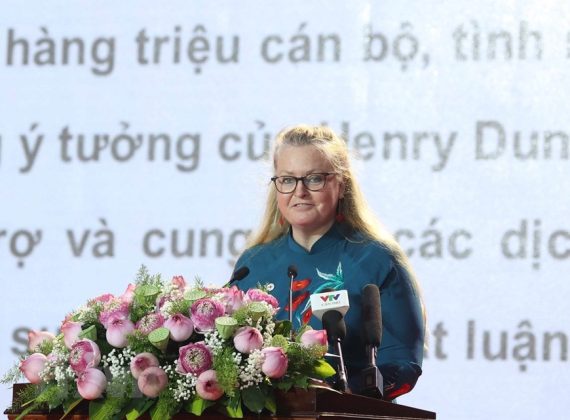 Bà Dena Fisher, Đại diện Ủy ban Chữ thập Đỏ quốc tế tại Việt Nam phát biểu. (Ảnh: Thống Nhất/TTXVN)