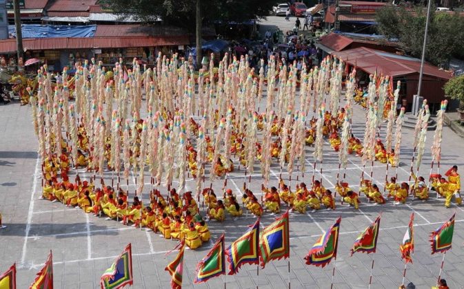 Đo&agrave;n xếp chữ tiến v&agrave;o khu vực s&acirc;n Phủ chỉnh Phủ Dầy chuẩn bị nghi thức xếp chữ. (Ảnh: C&ocirc;ng Luật/TTXVN)
