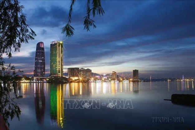 Tọa lạc b&ecirc;n bờ T&acirc;y s&ocirc;ng H&agrave;n thơ mộng, liền kề với trung t&acirc;m h&agrave;nh ch&iacute;nh của Đ&agrave; Nẵng, kh&aacute;ch sạn Novotel Đ&agrave; Nẵng l&agrave; điểm đến l&yacute; tưởng cho c&aacute;c doanh nh&acirc;n lẫn du kh&aacute;ch. Đ&acirc;y l&agrave; kh&aacute;ch sạn đầu ti&ecirc;n đạt ti&ecirc;u chuẩn quốc tế của th&agrave;nh phố, dưới sự quản l&yacute; bởi tập đo&agrave;n Accor danh tiếng của Ph&aacute;p. Ảnh: TTXVN