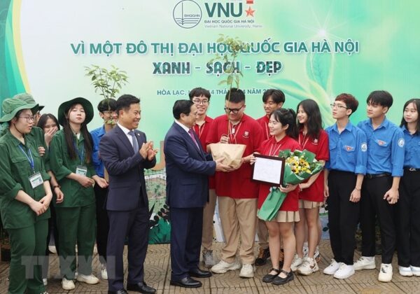 7 min 23 600x420 - Hình ảnh Thủ tướng thăm Đại học Quốc gia Hà Nội và Đại học FPT