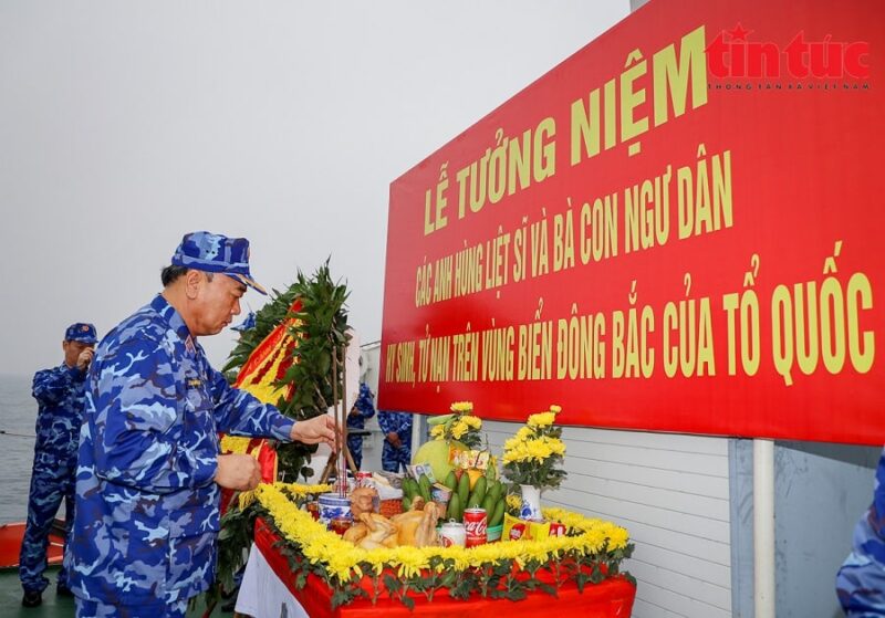 Thiếu tướng Lê Quang Đạo dâng hương tại Lễ tưởng niệm. Thiếu tướng Lê Quang Đạo dâng hương tại Lễ tưởng niệm.