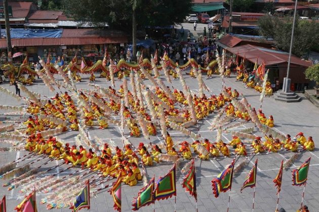 C&aacute;c thanh ni&ecirc;n nam nữ tiến h&agrave;nh xếp chữ trong Lễ hội Phủ Dầy. (Ảnh: C&ocirc;ng Luật/TTXVN)
