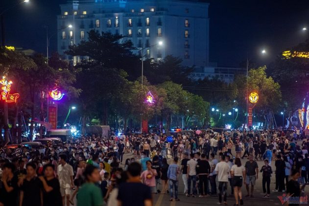 Tuyến phố H&ugrave;ng Vương, Nguyễn Tất Th&agrave;nh v&agrave; nhiều con phố kh&aacute;c của TP. Việt Tr&igrave; tấp nập người đến xem bắn ph&aacute;o hoa. Lực lượng chức năng phải vất vả ph&acirc;n luồng để tr&aacute;nh &ugrave;n tắc.