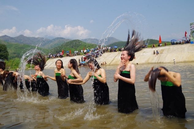 7 min 53 633x420 - Độc đáo Lễ hội gội đầu, té nước của người Thái trắng Lai Châu