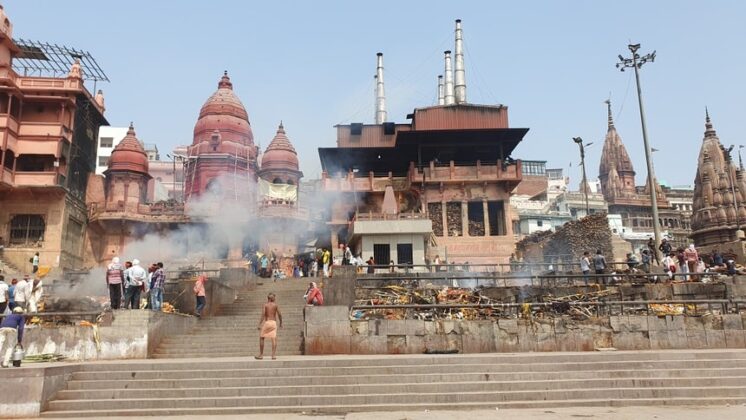 Manikarnika Ghat c&oacute; đền thờ thần Shiva v&agrave; l&agrave; nơi tập trung l&agrave;m lễ hỏa thi&ecirc;u. Theo quan niệm của đạo Hindu, hỏa t&aacute;ng l&agrave; c&aacute;ch duy nhất để linh hồn được giải tho&aacute;t v&agrave; trở về với nguồn gốc của n&oacute;.