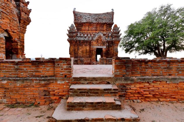 Ph&iacute;a trước cụm di t&iacute;ch l&agrave; th&aacute;p cổng c&oacute; độ cao hơn 5m, được chạm trổ những hoa văn tỉ mỉ. Nơi n&agrave;y l&agrave; cổng ra v&agrave;o h&agrave;nh lễ, c&uacute;ng tế v&agrave; tiếp đ&oacute;n kh&aacute;ch của vua khi xưa.