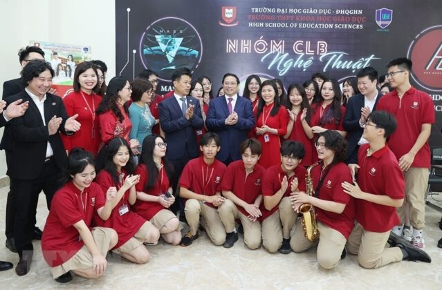 8 min 18 639x420 - Hình ảnh Thủ tướng thăm Đại học Quốc gia Hà Nội và Đại học FPT