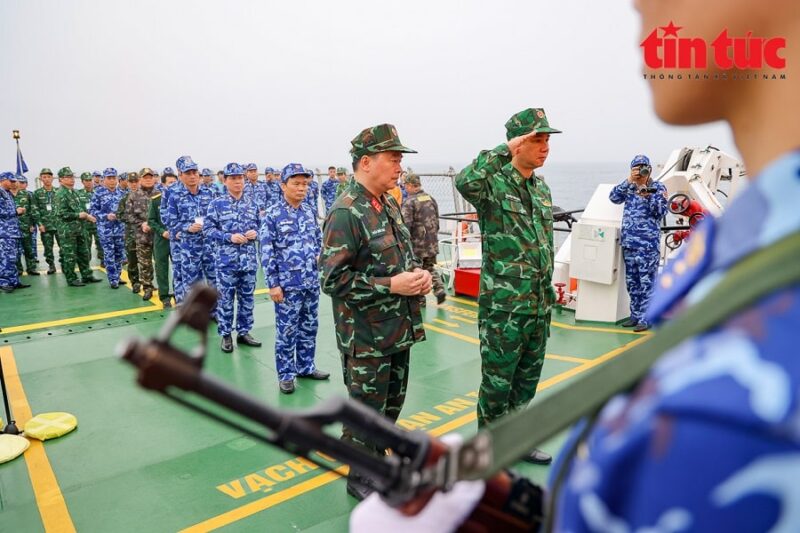 Trong thời khắc thiêng liêng, toàn thể Đoàn công tác trên tàu kỳ hạm 8004 đã xúc động bồi hồi thành kính dâng lên Anh linh các Anh hùng, liệt sỹ - những người con ưu tú của dân tộc, lòng ngưỡng mộ và sự tri ân sâu sắc. Trong thời khắc thiêng liêng, toàn thể Đoàn công tác trên tàu kỳ hạm 8004 đã xúc động bồi hồi thành kính dâng lên Anh linh các Anh hùng, liệt sỹ - những người con ưu tú của dân tộc, lòng ngưỡng mộ và sự tri ân sâu sắc.
