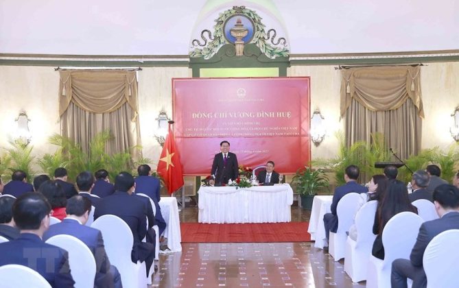 8 min 26 669x420 - Hình ảnh Chủ tịch Quốc hội gặp gỡ cộng đồng người Việt Nam tại Cuba