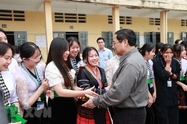 Thủ tướng Phạm Minh Ch&iacute;nh với học sinh Trường Phổ th&ocirc;ng D&acirc;n tộc Nội tr&uacute; tỉnh Điện Bi&ecirc;n. (Ảnh: Dương Giang/TTXVN)