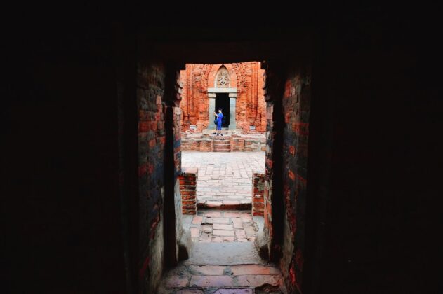 B&ecirc;n trong th&aacute;p thờ vị vua c&oacute; nhiều c&ocirc;ng lớn trong c&ocirc;ng cuộc cai trị đất nước với biểu tượng Mukha-Linga.