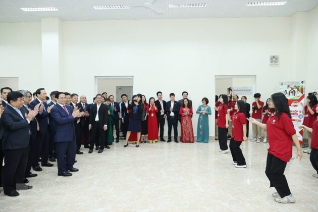 9 min 16 630x420 - Hình ảnh Thủ tướng thăm Đại học Quốc gia Hà Nội và Đại học FPT