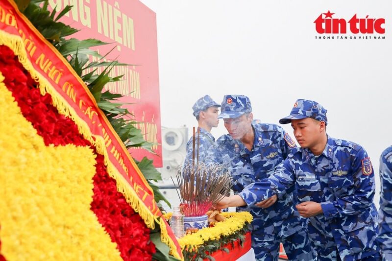 Trong lịch sử hàng ngàn năm của dân tộc Việt Nam, biển đảo luôn là một phần thiêng liêng không thể tách rời, không thể chia cắt, đó là xương máu, là ý chí và khát vọng của Tổ tiên ta. Trong lịch sử hàng ngàn năm của dân tộc Việt Nam, biển đảo luôn là một phần thiêng liêng không thể tách rời, không thể chia cắt, đó là xương máu, là ý chí và khát vọng của Tổ tiên ta.