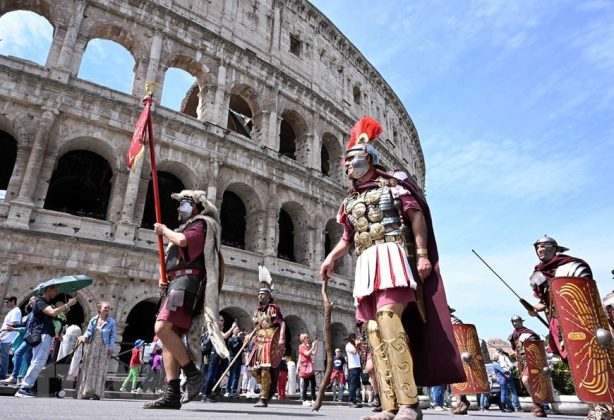 C&aacute;c chiến binh La M&atilde; tr&ecirc;n đường phố Rome. (Ảnh: THX/TTXVN)