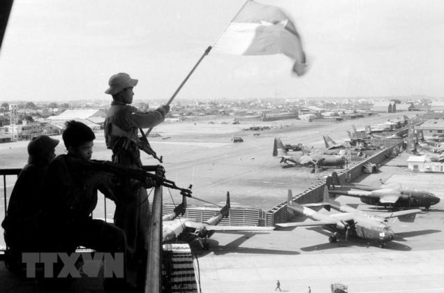 Cờ giải ph&oacute;ng tung bay tr&ecirc;n s&acirc;n bay T&acirc;n Sơn Nhất, ng&agrave;y 30/4/1975. Ảnh: TTXVN.
