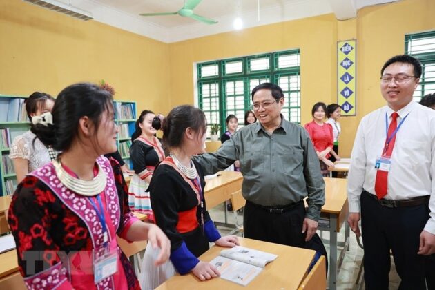 Thủ tướng Phạm Minh Ch&iacute;nh thăm, động vi&ecirc;n học sinh Trường Phổ th&ocirc;ng D&acirc;n tộc Nội tr&uacute; tỉnh Điện Bi&ecirc;n. (Ảnh: Dương Giang/TTXVN)