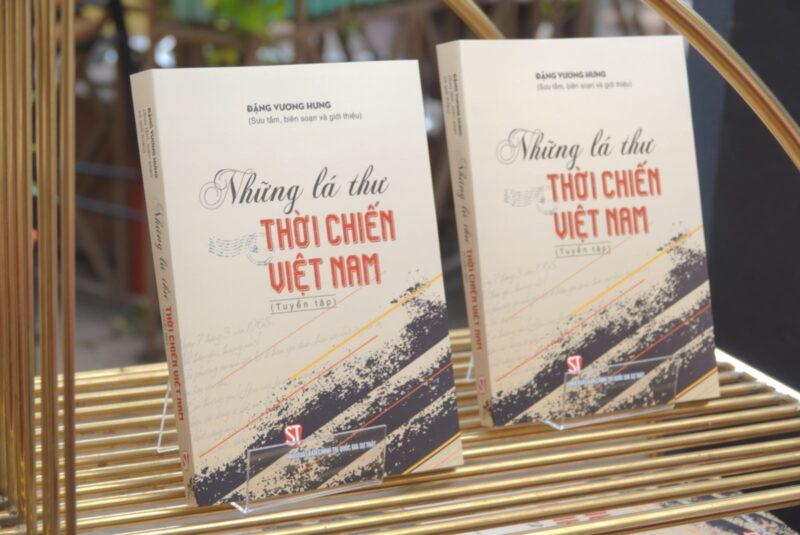Bìa cuốn sách "Những lá thư thời chiến Việt Nam".