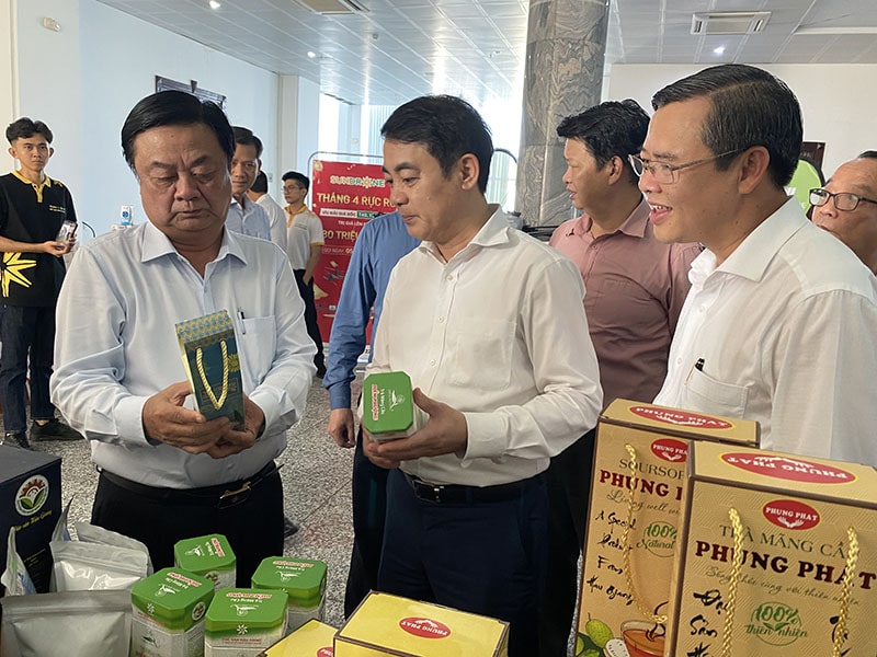 Bộ trưởng Lê Minh Hoan (bìa trái) khảo sát sản phẩm OCOP của các HTX tỉnh Hậu Giang