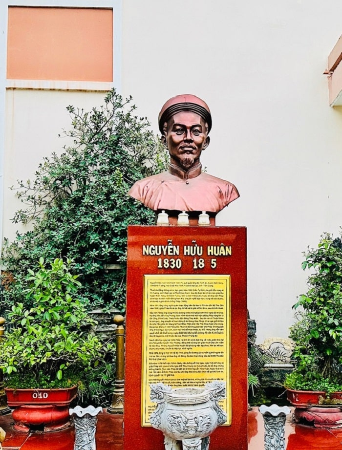 Bức tượng bán thân và tiểu sử của anh ấy ở trong khuôn viên trường