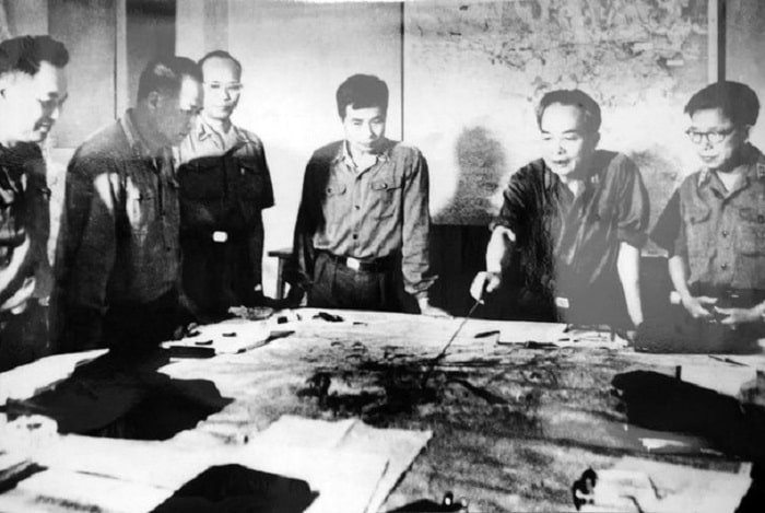 Cán bộ Quân ủy Trung ương theo dõi diễn biến chiến dịch Hồ Chí Minh, tháng 4-1975. 
