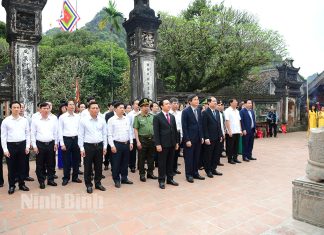 Lễ dâng hương tại Khu di tích Quốc gia đặc biệt Cố đô Hoa Lư Lễ dâng hương tại Khu di tích Quốc gia đặc biệt Cố đô Hoa Lư