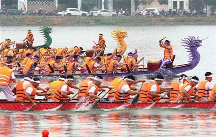 Phú Thọ: Mãn nhãn với cuộc đua bơi chải dịp Giỗ Tổ Hùng Vương
