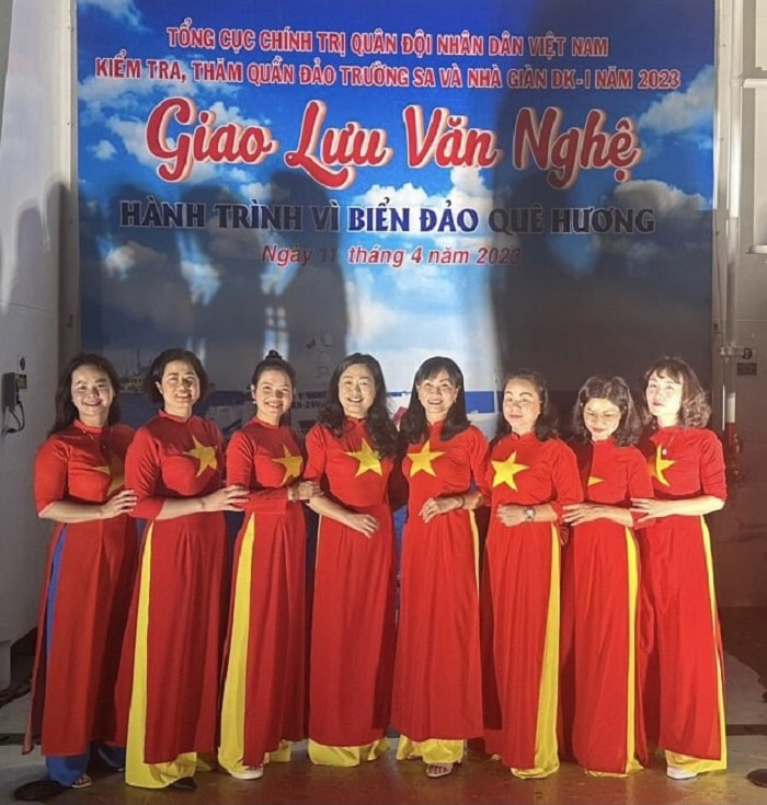 Các nữ thành viên đoàn công tác trên boong tàu KN290 Các nữ thành viên đoàn công tác trên boong tàu KN290