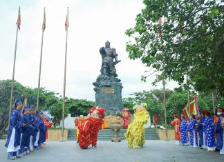 Kỷ niệm 735 năm ngày chiến thắng Bạch Đằng Giang lần thứ 3 Các thành viên Ban quản lý di tích lịch sử văn hóa đền thờ Đức Trần Hưng Đạo thực hiện nghi lễ tại tượng đài Quốc công tiết chế Hưng Đạo Đại Vương Trần Quốc Tuấn.