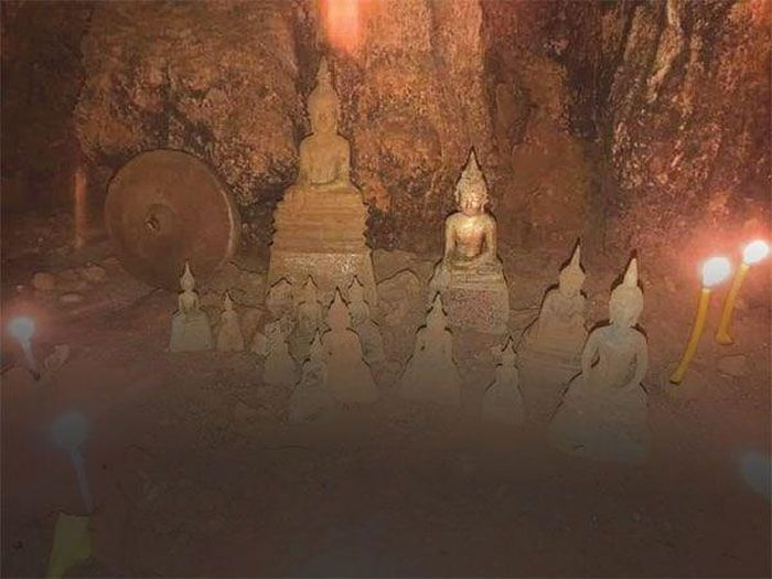 Cac tuong Phat duoc tim thay ben trong mot hang dong o lang Nadee - Lào phát hiện nhiều tượng Phật bằng vàng cùng nhiều cổ vật quý