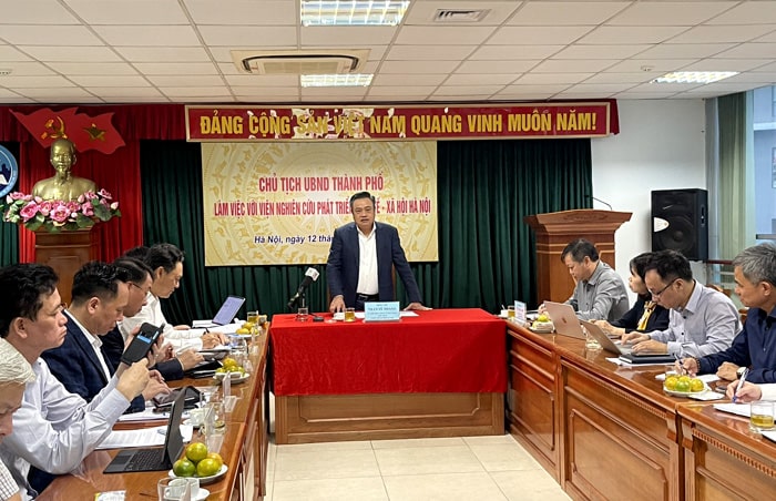 Chủ tịch UBND TP Hà Nội Trần Sỹ Thanh làm việc tại Viện Nghiên cứu phát triển kinh tế - xã hội Hà Nội. Ảnh: Cổng thông tin điện tử TP Hà Nội