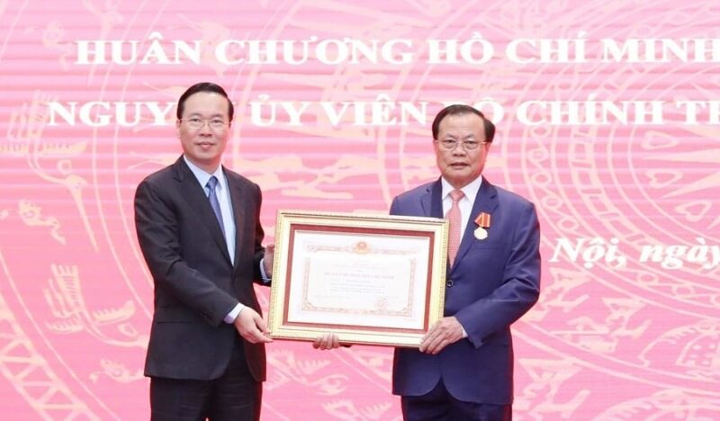 Chủ tịch nước Võ Văn Thưởng trao Huân chương Hồ Chí Minh tặng đồng chí Phạm Quang Nghị, nguyên Ủy viên Bộ Chính trị, nguyên Bí thư Thành ủy Hà Nội.