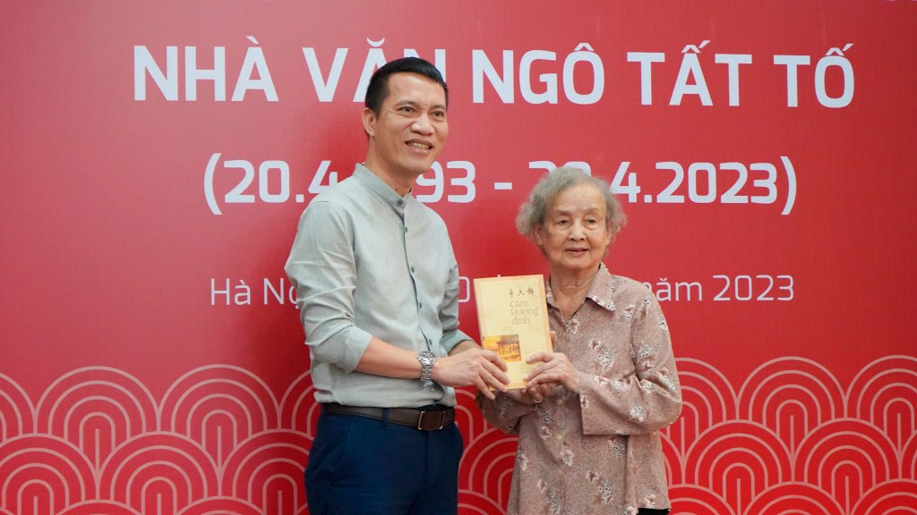 Con gái nhà văn Ngô Tất Tố - bà Ngô Thị Thanh Lịch tại lễ kỷ niệm.