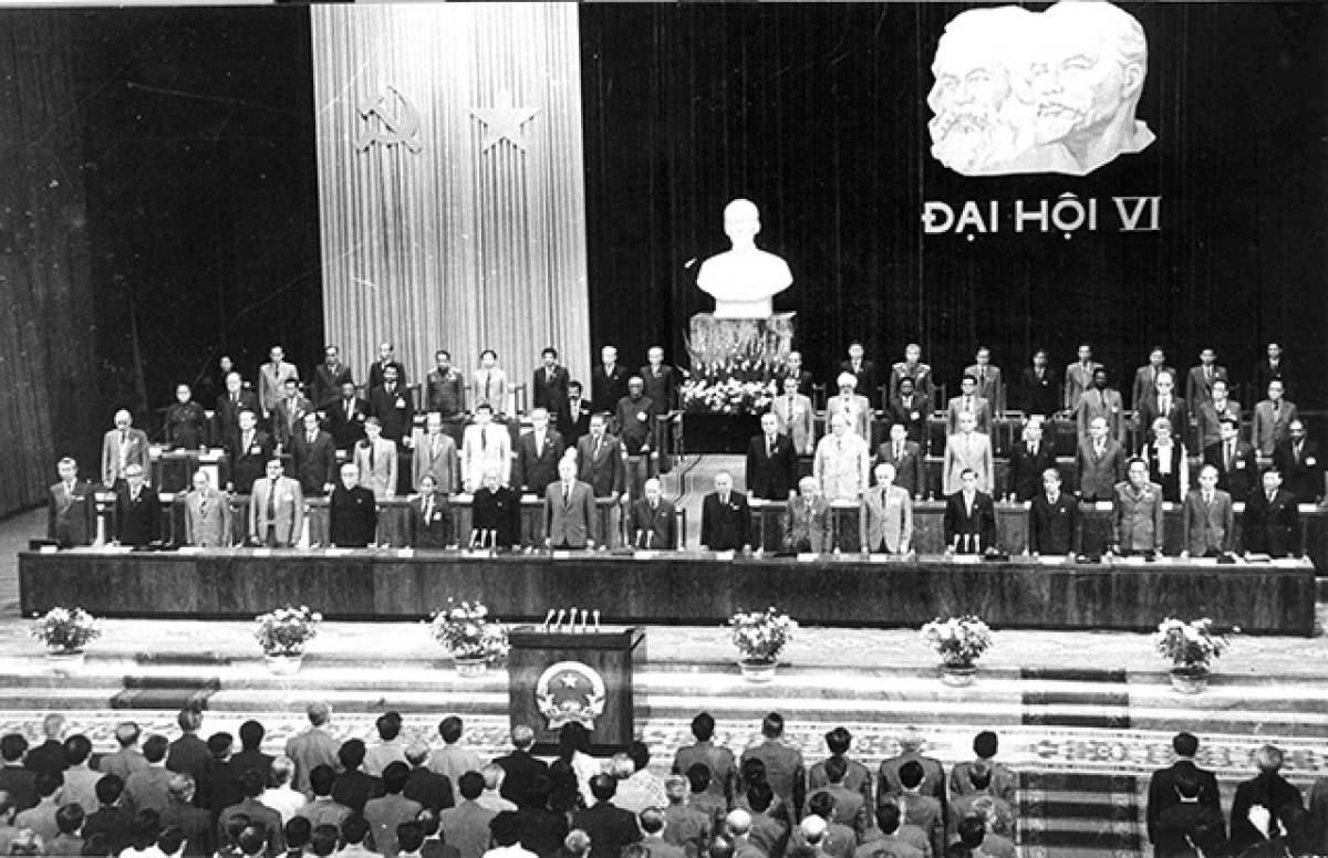 Đại hội Đảng toàn quốc lần thứ VI họp tại Hà Nội từ 15 đến 18/12/1986.