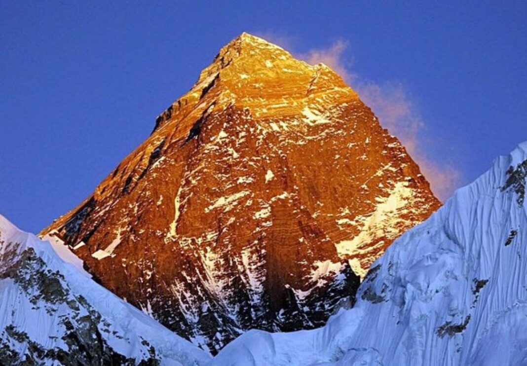 Khoảng 500 nhà leo núi sẽ chinh phục đỉnh Everest trong mùa leo núi 2023 Khoảng 500 nhà leo núi sẽ chinh phục đỉnh Everest trong mùa leo núi 2023