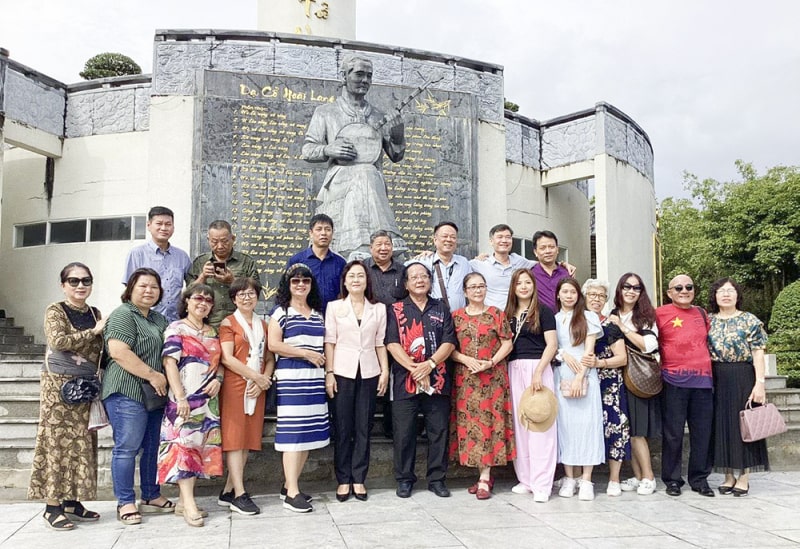 Đoàn công tác bên tượng đài nhạc sĩ Cao Văn Lầu.