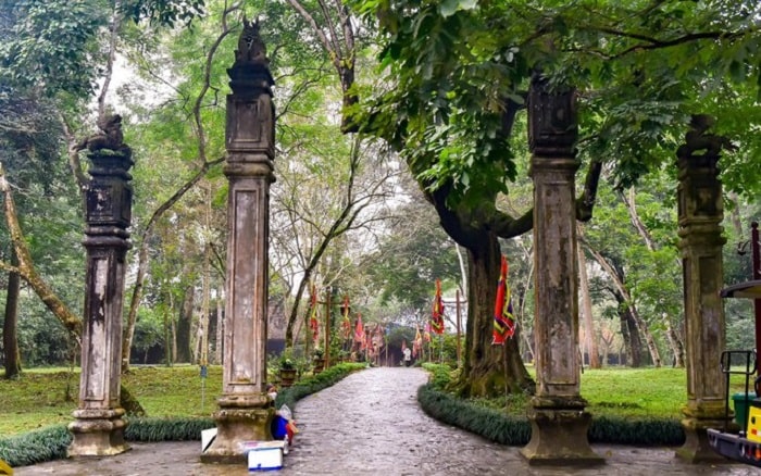 Đường vào lăng mộ vua Lê Thái Tổ và lăng mộ vua Lê Thái Tổ