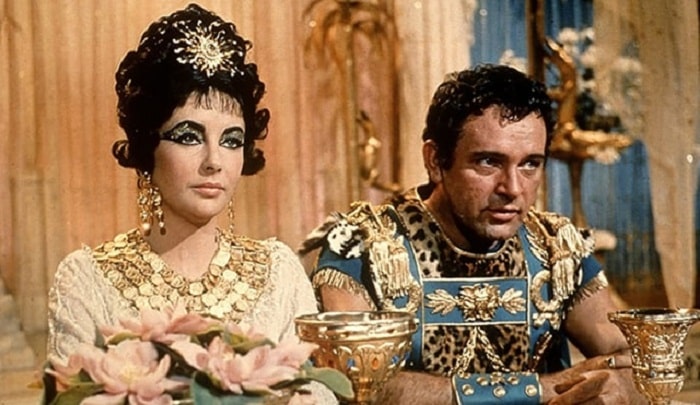 Elizabeth Taylor thể hiện vai Cleopatra và Richard Burton vai Mark Antony trong bộ phim Cleopatra năm 1963