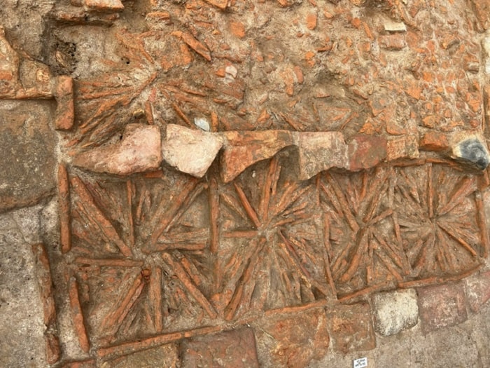 Gạch hoa tai tại di tích đền An Dương Vương