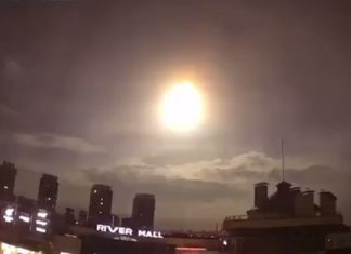 Video: Vệ tinh NASA bốc cháy, rơi xuống thủ đô Ukraine