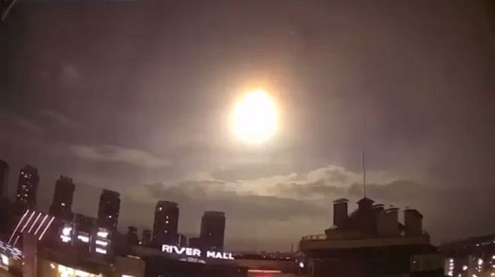 Video: Vệ tinh NASA bốc cháy, rơi xuống thủ đô Ukraine