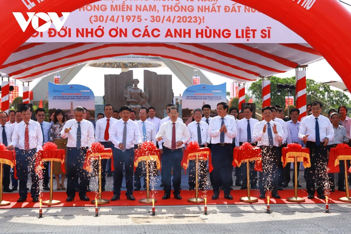 Lãnh đạo thành phố Đà Nẵng cắt băng khánh thành dự án nâng cấp, tôn tạo Đài tưởng niệm thành phố và cải tạo mở rộng Quảng trường 29 tháng 3