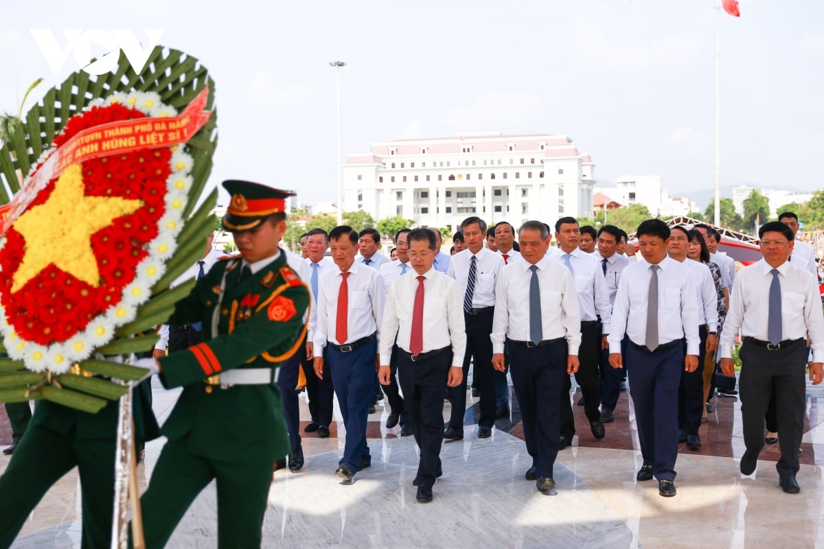 Lãnh đạo thành phố Đà Nẵng dâng hương, dâng hoa tưởng nhớ các Anh hùng liệt sĩ