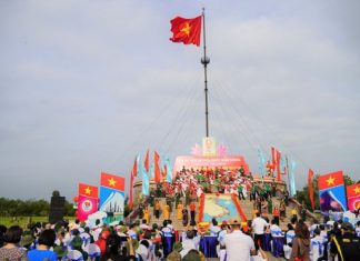 Xúc động Lễ Thượng cờ Thống nhất non sông tại Đôi bờ Hiền Lương – Bến Hải Xúc động Lễ Thượng cờ Thống nhất non sông tại Đôi bờ Hiền Lương - Bến Hải