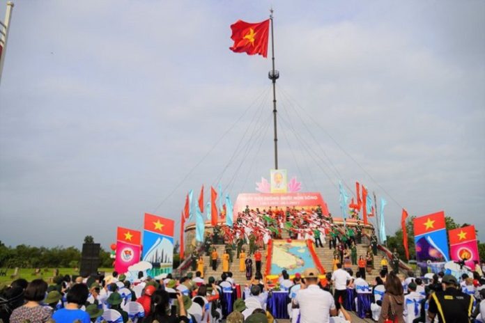Xúc động Lễ Thượng cờ Thống nhất non sông tại Đôi bờ Hiền Lương - Bến Hải