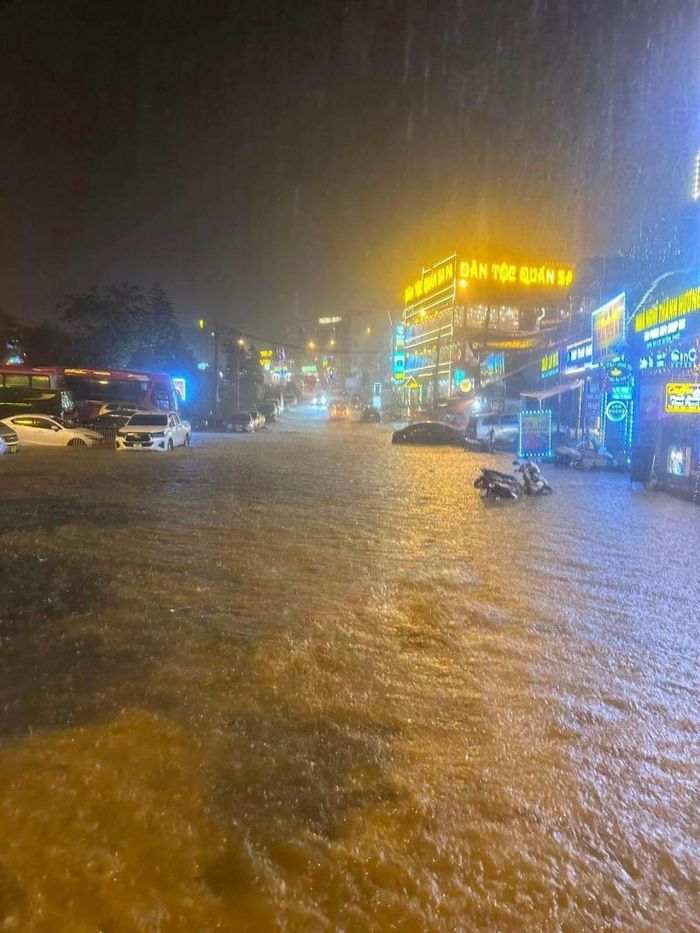 Mưa lớn trên diện rộng, Lào Cai ngập lụt trong đêm