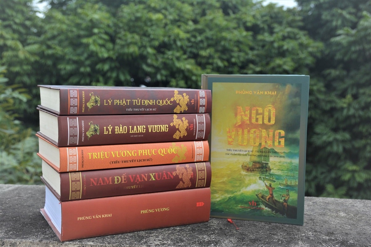 Phùng Văn Khai có cách xử lí lịch sử rất đa dạng. Trên nền tiểu thuyết, lịch sử được khắc họa bởi bàn tay tinh tế, tài hoa của một người cầm bút tài năng. Những yếu tố cố định, yêu cầu nhà văn phải đảm bảo tính chính xác là các nhân vật lịch sử, sự kiện lịch sử, bối cảnh lịch sử đến cách ăn nói, trang phục, ngôn ngữ…