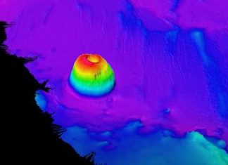 'Vật thể lạ' cao 1.000 m trồi lên ngoài khơi California