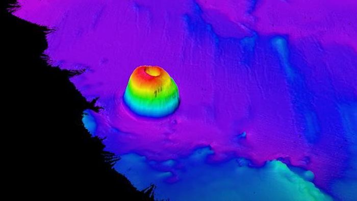 'Vật thể lạ' cao 1.000 m trồi lên ngoài khơi California